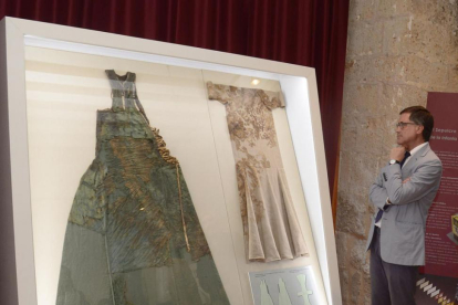 El director de Patrimonio, Enrique Sáiz, contempla los elementos de la vestimenta recuperada tras 3 años de trabajo.-R. O. / ICAL
