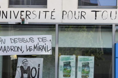 Pancartas en la Universidad de Toulouse.-/ AFP / PASCAL PAVANI