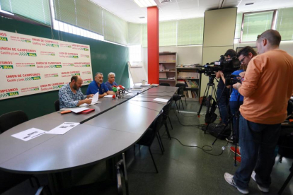 La Unión de Campesinos de Castilla y León (UCCL) expone su posición sobre la quema de rastrojos. De izquierda a derecha, Isidro del Campo, responsable de Cultivos Herváceos de UCCL); Valentín García, coordinador de UCCL-Valladolid; y Félix Arribas, presid-Ical