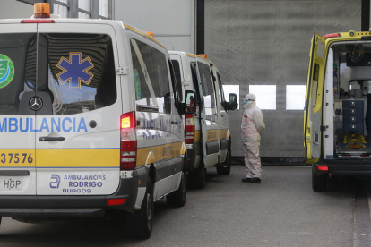 Ambulancias y personal sanitario en la zona de Urgencias del HUBU. RAÚL OCHOA