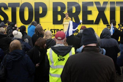 Sturgeon, durante un acto de campaña en South Queensferry.-AP / JANE BARLOW