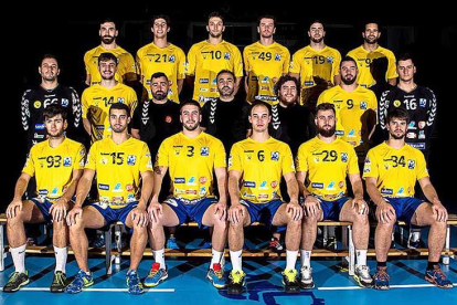 La plantilla del Villa de Aranda 2016/2017 posó para la foto oficial.-TWITTER/@BMVILLAARANDA