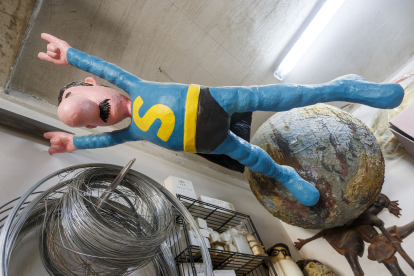 Un Superlópez de poliespán decora el taller de Román. SANTI OTERO