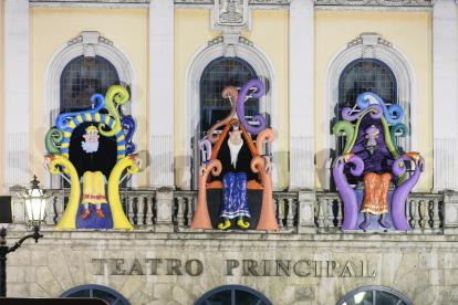 Se encarga de los Reyes Magos que decoran el Teatro Principal. ECB