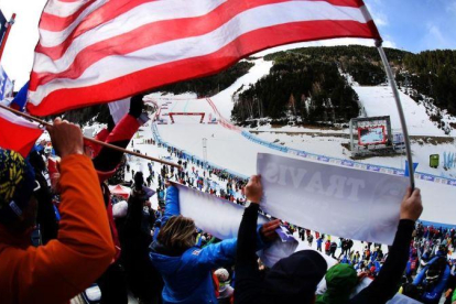 Seguidores de Estados Unidos animan a un esquiador desde la grada de El Tarter.-JOAN CORTADELLAS