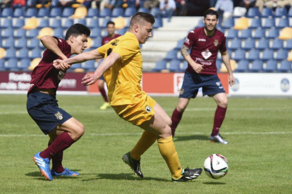 Fito Miranda protege el balón ante la presión de un jugador del Pontevedra durante el choque de ayer-Pontevedra Viva