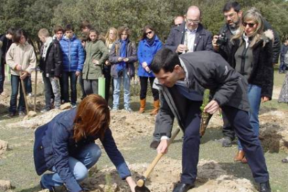 González y Hevia plantaron el primer árbol-B. C.