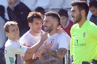 Los jugadores del Burgos CF celebran el gol conseguido por Adrián.-ISRAEL L. MURILLO
