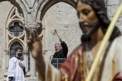 El arzobispo de Burgos bendicen las palmas. S.O.