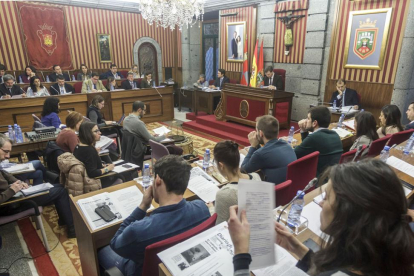 Un momento de la sesión del Pleno extraordinario.-SANTI OTERO