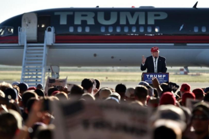Trump en un mitin a pie de avión en Sacramento (California) el miércoles.-AFP / JOSH EDELSON