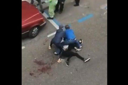 Captura del vídeo de la pelea.-TWITTER
