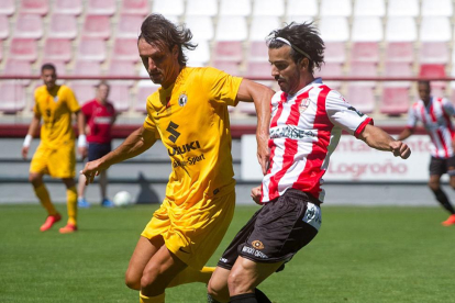 Cusidor disputa un balón con un centrocampista del UD Logroñés en el choque disputado ayer en Las Gaunas.-Díaz Uriel