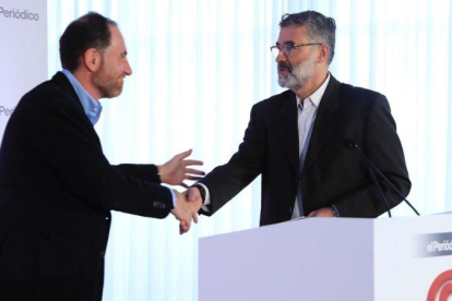 El director de El Periódico, Enric Hernàndez, da paso a la intervención de Carles Riera.-FERRAN NADEU
