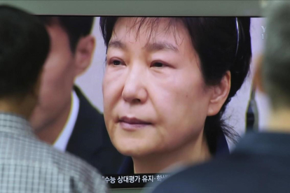 Una pantalla muestra la cara de la expresidenta surcoreana, Park Geun-hye, en la estación de trenes de Seúl.-AHN YOUNG-JOON (AP)