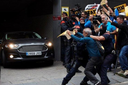 Pedro Sánchez, a su salida en coche del hospital de Sant Pau, donde visitó a agentes heridos en los disturbios de las protestas por la sentencia del ’Procés’-