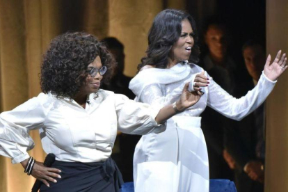 Michelle Obama, con Oprah Winfrey, en la promoción de libro.-AP / ROB GRABOWSKI