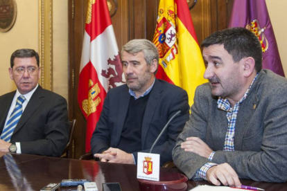 César Rico (izq) junto a los representantes de Cáritas en Burgos, tras la firma del convenio-ECB