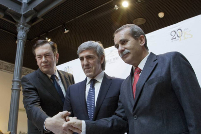 El teniente de alcalde de Salamanca Agustín Sánchez de Vega, el presidente de las Bodegas Emilio Moro, José Moro Espinosa y el director de Casa Lis, Pedro Pérez Castro (I)-Ical