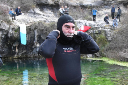 Enrique del Rivero con el belén, momentos antes de sumergirse.-ICAL