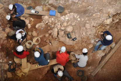 Un equipo trabaja en la sima del Elefante, donde están los restos más antiguos de Castilla y León.-ISRAEL L. MURILLO
