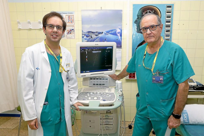 Los doctores José Antonio Brizuela y Carlos Vaquero en las instalaciones del Hospital Clínico Universitario de Valladolid.-J. M. LOSTAU