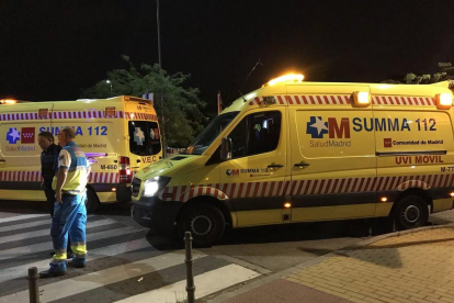 Una ambulancia del Summa en el lugar en el que fue hallado el joven.-@112CMADRID