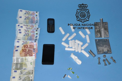Material incautado al detenido por la Policía.-ECB