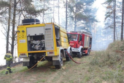 Medios de extinción en el incendio en Valle de Mena originado en Balmaseda. ECB