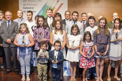 Foto de familia de los premiados junto con el presidente de la Fundación Jean Paul Rignault.-ICAL