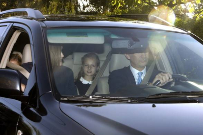El Rey conduce el automóvil en el que, junto a Letizia, han llegado Leonor y Sofía al colegio Santa María de los Rosales, en Madrid.-EFE