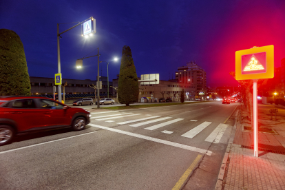 El poste y la señal se iluminan en rojo cuando hay peatones cruzando de acera. SANTI OTERO