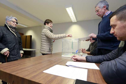 Marisa, vecina de Arenillas de Muñó, ejerció ayer su derecho a voto en Estépar junto a su madre.-RAÚL G. OCHOA
