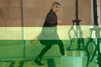 La portavoz de JxCat, Elsa Artadi, en los pasillos del Parlament el pasado 9 de enero.-BERNAT VILARÓ (ACN)