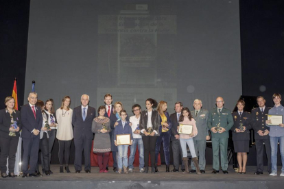 Foto de familia de las entidades premiadas junto a los niños ganadores del concurso de frases y autoridades.-SANTI OTERO