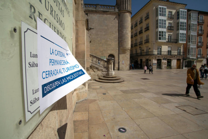 En la Semana Santa del año de su VIII Centenario, la catedral de Burgos está cerrada al turismo. TOMÁS ALONSO