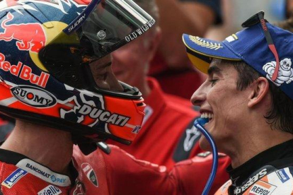 Andrea Dovizioso (Ducati) y Marc Márquez (Honda) se felicitan por el gran duelo de Spielberg.-AFP / VLADIMIR SIMICEK