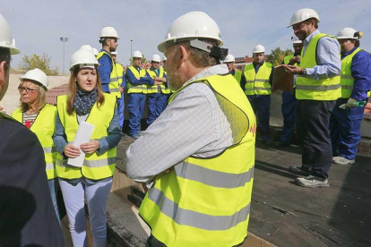 Los miembros de la mesa visitaron la Fundación de la Construcción.-R. OCHOA