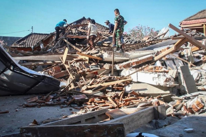 Los servicios de rescate buscan víctimas entre los escombros en la isla de Lombok. /-STR (EFE)