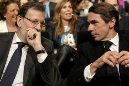Mariano Rajoy y José María Aznar, en una imagen de la convención del PP del 2005.-JOSÉ LUIS ROCA