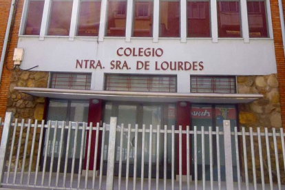 Colegio Nuestra Señora de Lourdes en Burgos, conocido como El Zapatito. Zarateman