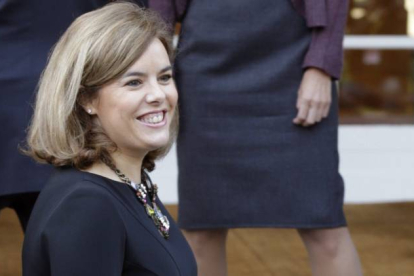 La vicepresidenta del Gobierno, Soraya Sáenz de Santamaría, tras la foto oficial del nuevo Ejecutivo de Mariano Rajoy.-Foto: EFE / ÁNGEL DÍAZ