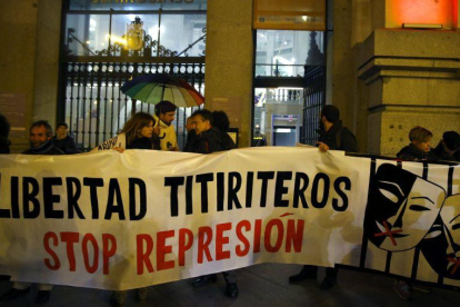 Una de las concentraciones convocadas en Madrid para pedir la retirada de los cargos a los dos titiriteros detenidos.-EFE