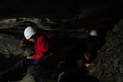 Los arqueólogos del proyecto trabajan en el interior de la cueva.-ECB