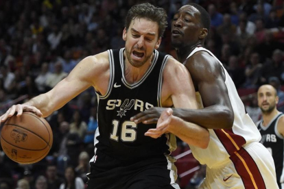 Pau Gasol, de los San Antonio Spurs, durante un partido ante Miami Heat.-EFE/ RHONA WISE