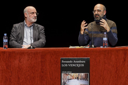 Fernando Aramburu (izq.) y Óscar Esquivias, en la presentación de 'Los vencejos' en el Teatro Principal de Burgos. SANTI OTERO