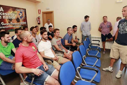 José Manuel Mateo habla con sus futbolistas antes de comenzar la charla.-RAÚL G. OCHOA