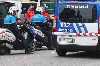 Agentes de la Policía Local de Burgos intervienen en un accidente de tráfico. ECB