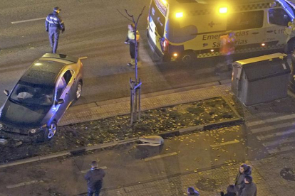 Imagen del coche accidentado contra la farola en la avenida de Cantabria.-ICAL