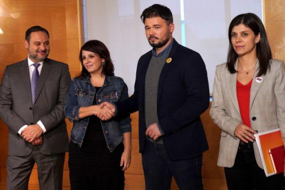 Los negociadores del PSOE: Ábalos, Lastra, con los respresentantes de ERC, Rufián y Vilalta.-JOSÉ LUIS ROCA